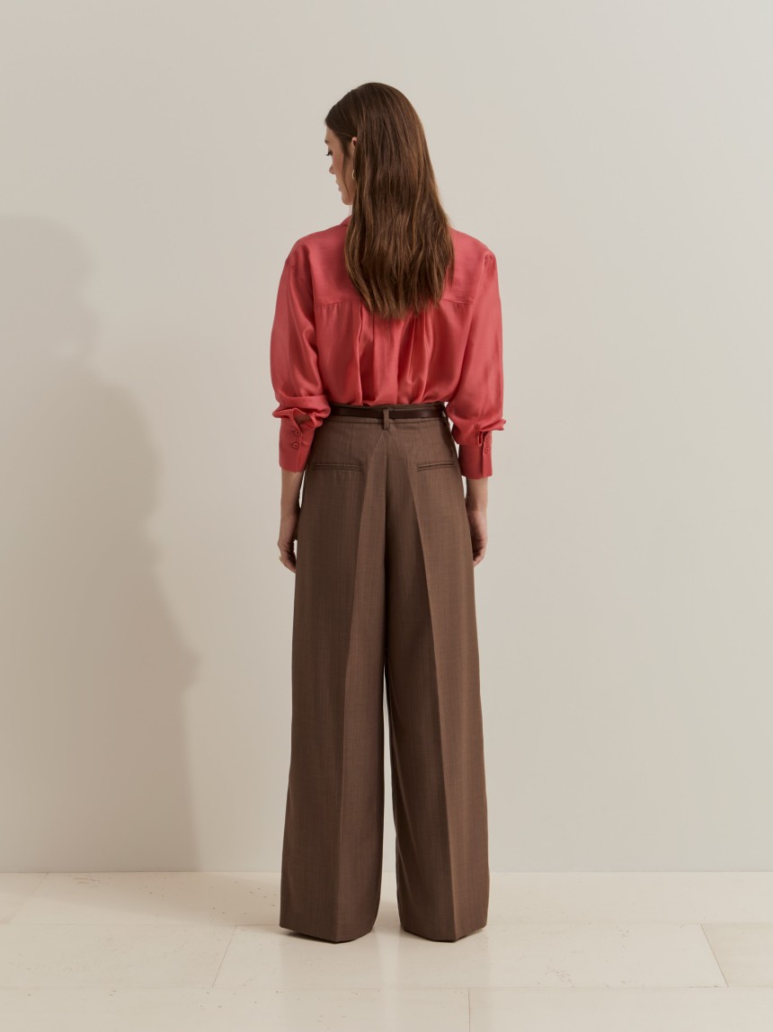 Pantalones anchos con pliegues