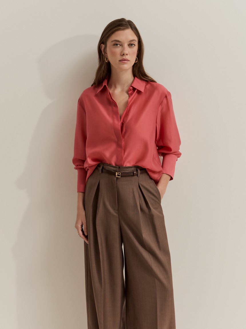 Pantalones anchos con pliegues
