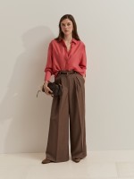Pantalones anchos con pliegues