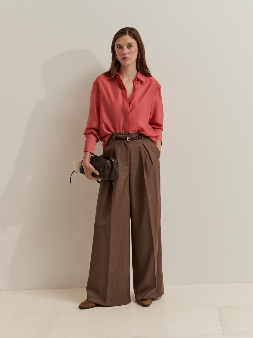 Pantalones anchos con pliegues