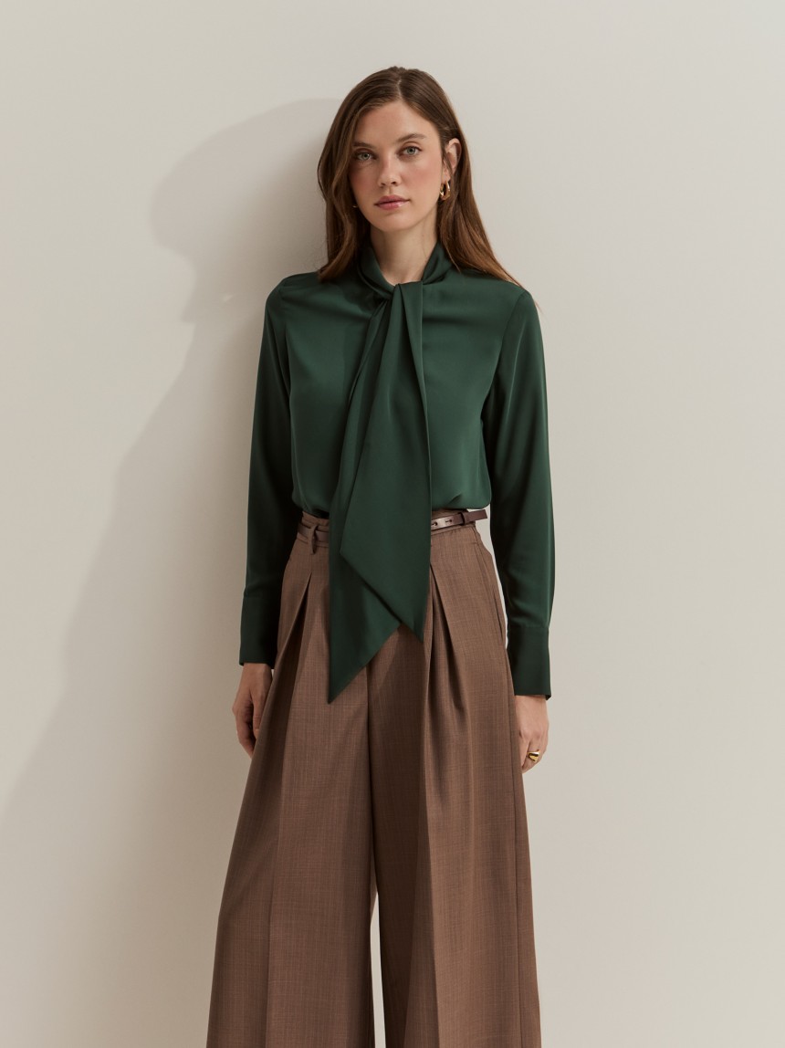 Blusa vaporosa con lazo.