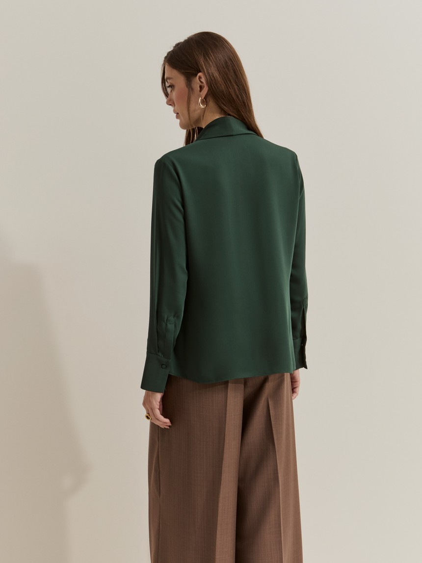 Blusa vaporosa con lazo.