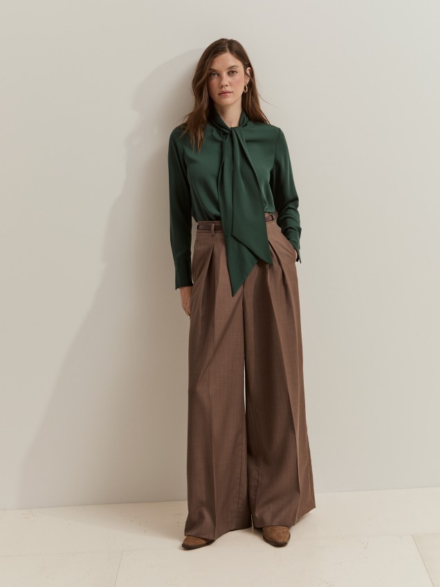 Blusa vaporosa con lazo. - Image product