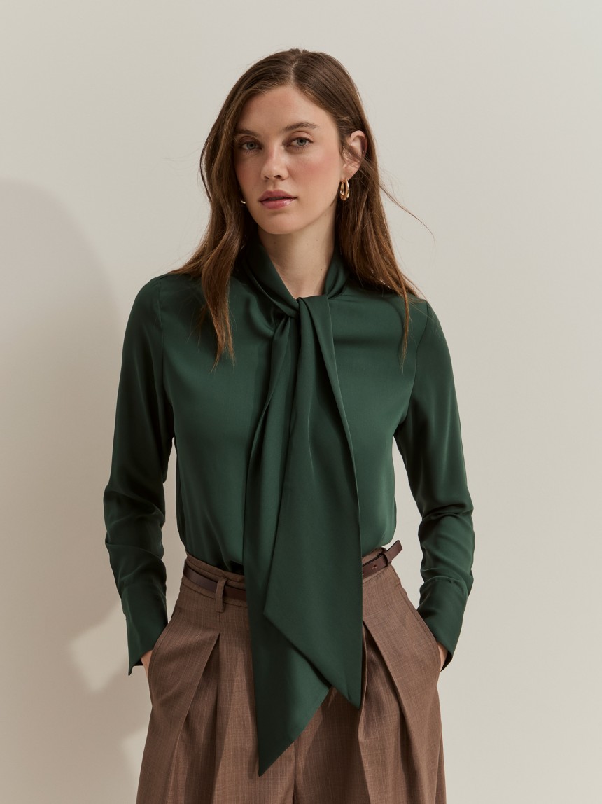 Blusa vaporosa con lazo.