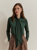 Blusa vaporosa con lazo.