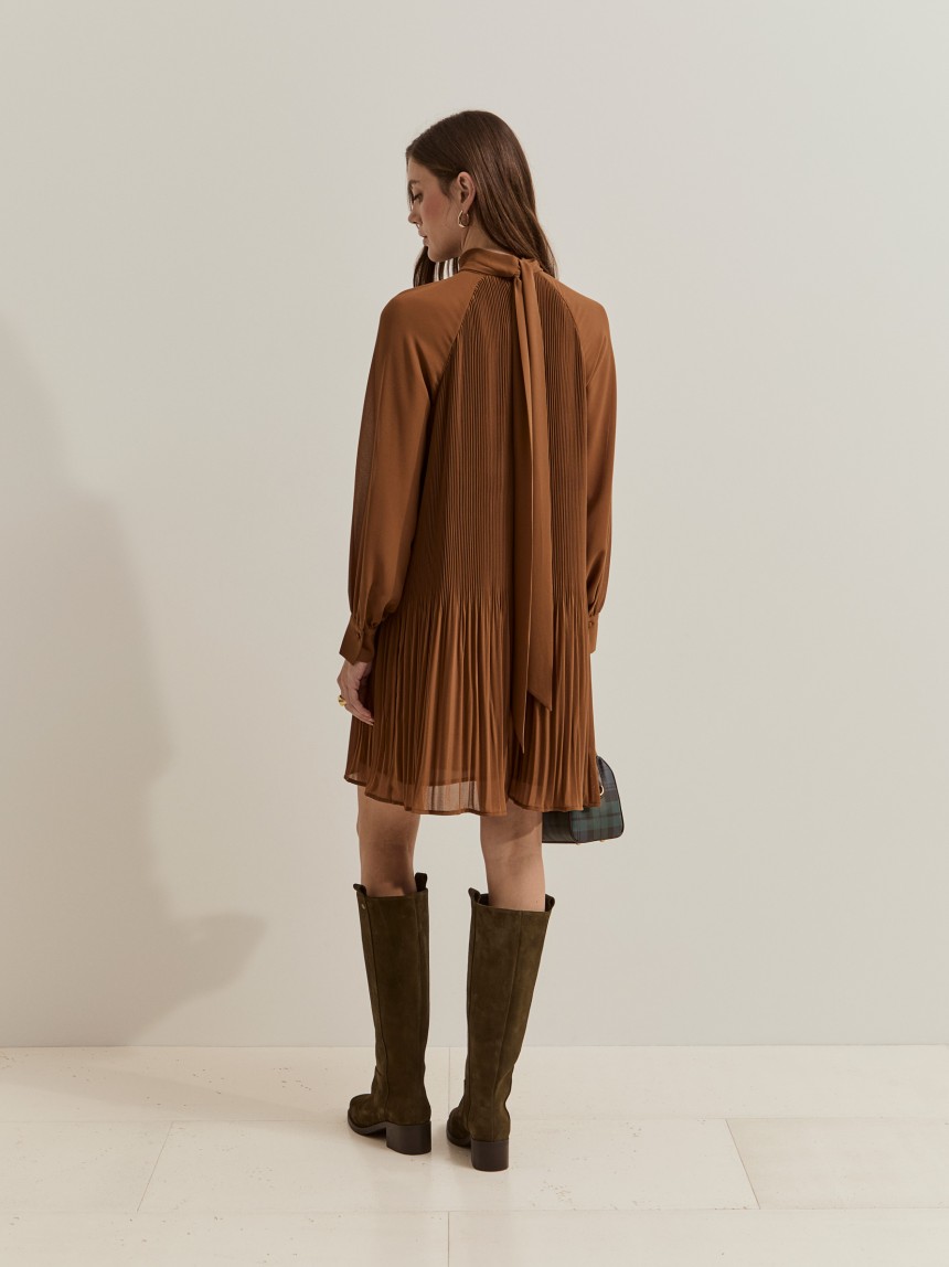 Vestido corto plisado