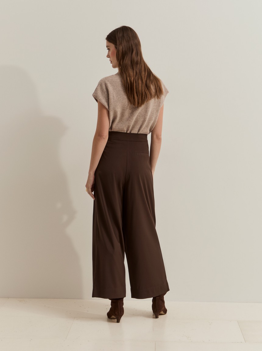 Pantalones anchos con pliegues