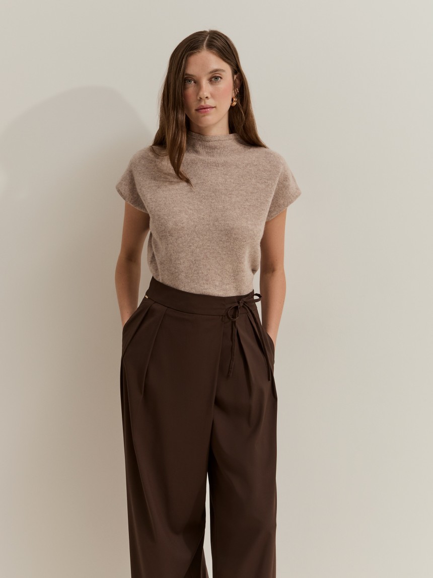 Pantalones anchos con pliegues