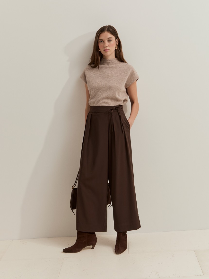 Pantalones anchos con pliegues