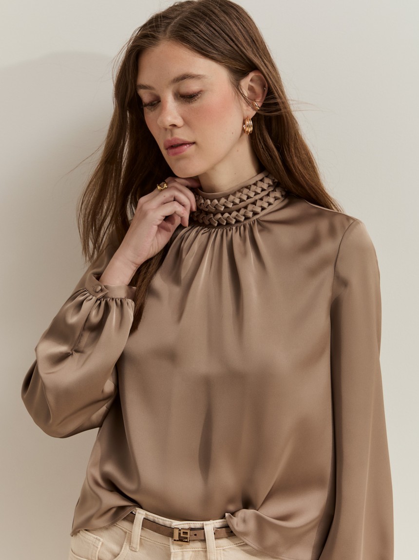 Blusa com gola entran�ada