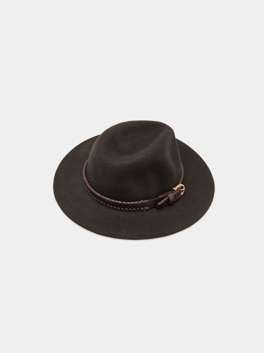 Chap�u em l� com cinto