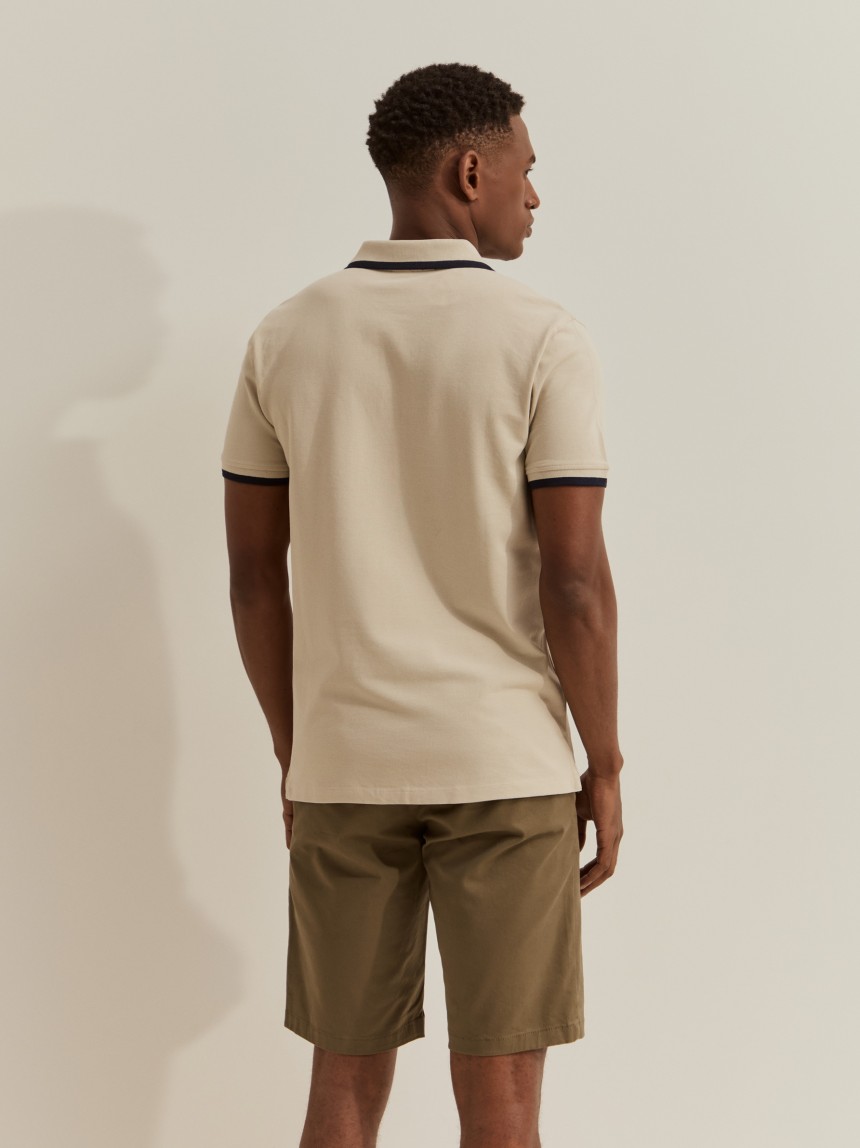 Polo piqu� com riscas e estampado