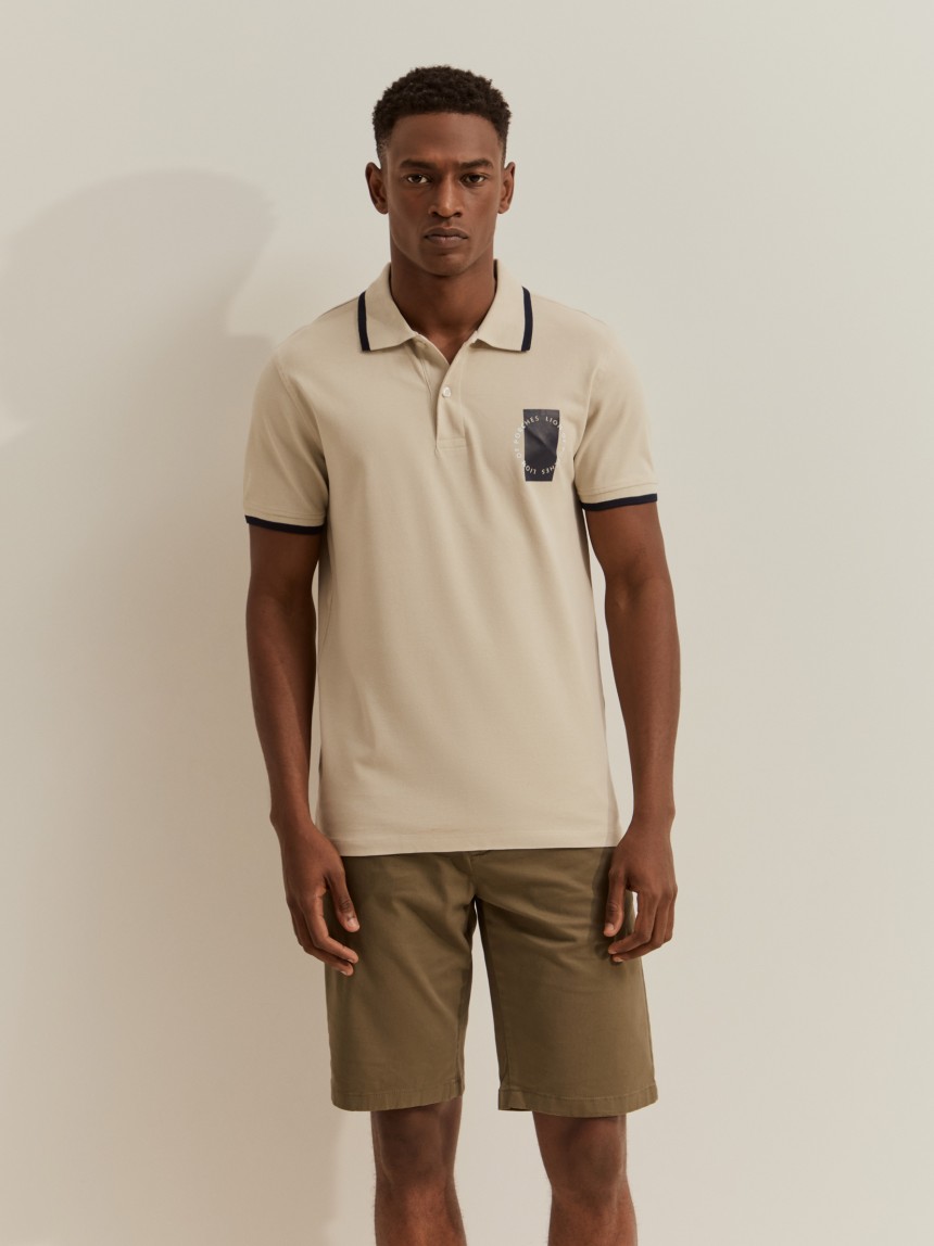 Polo piqu� com riscas e estampado