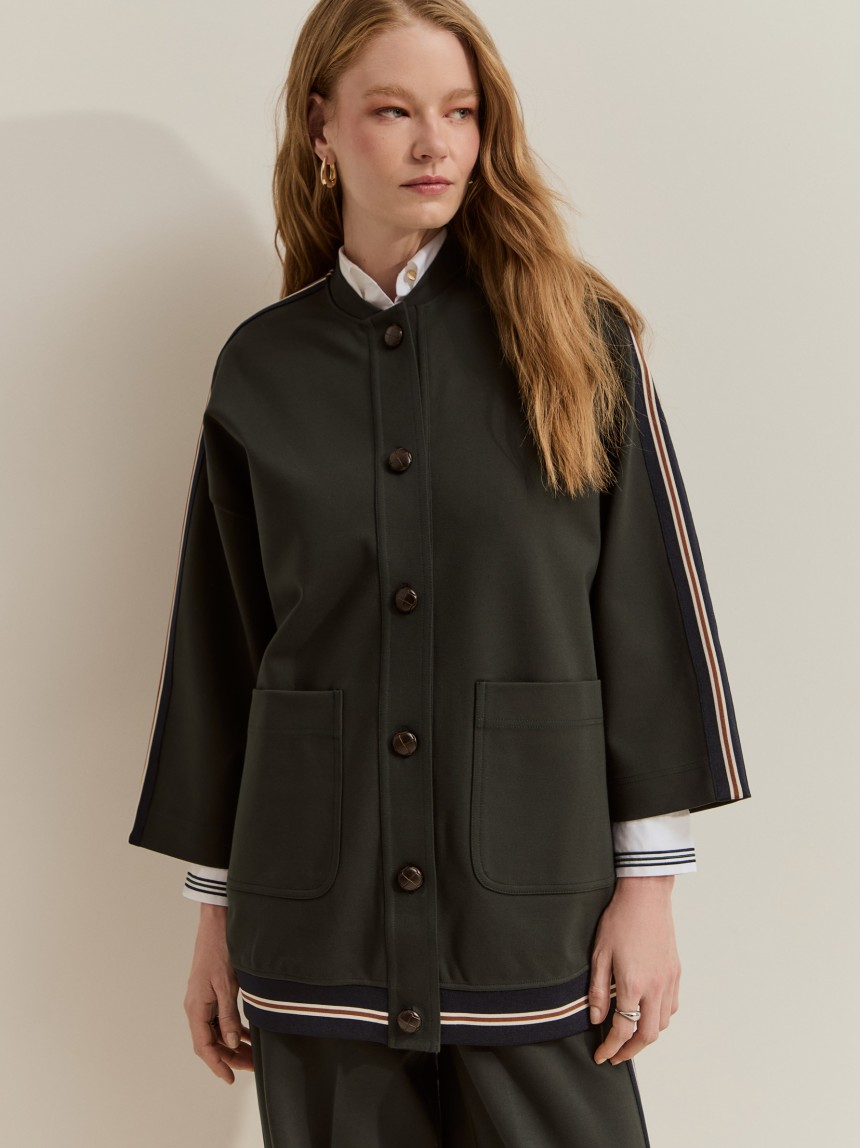 Knitted coat with buttons