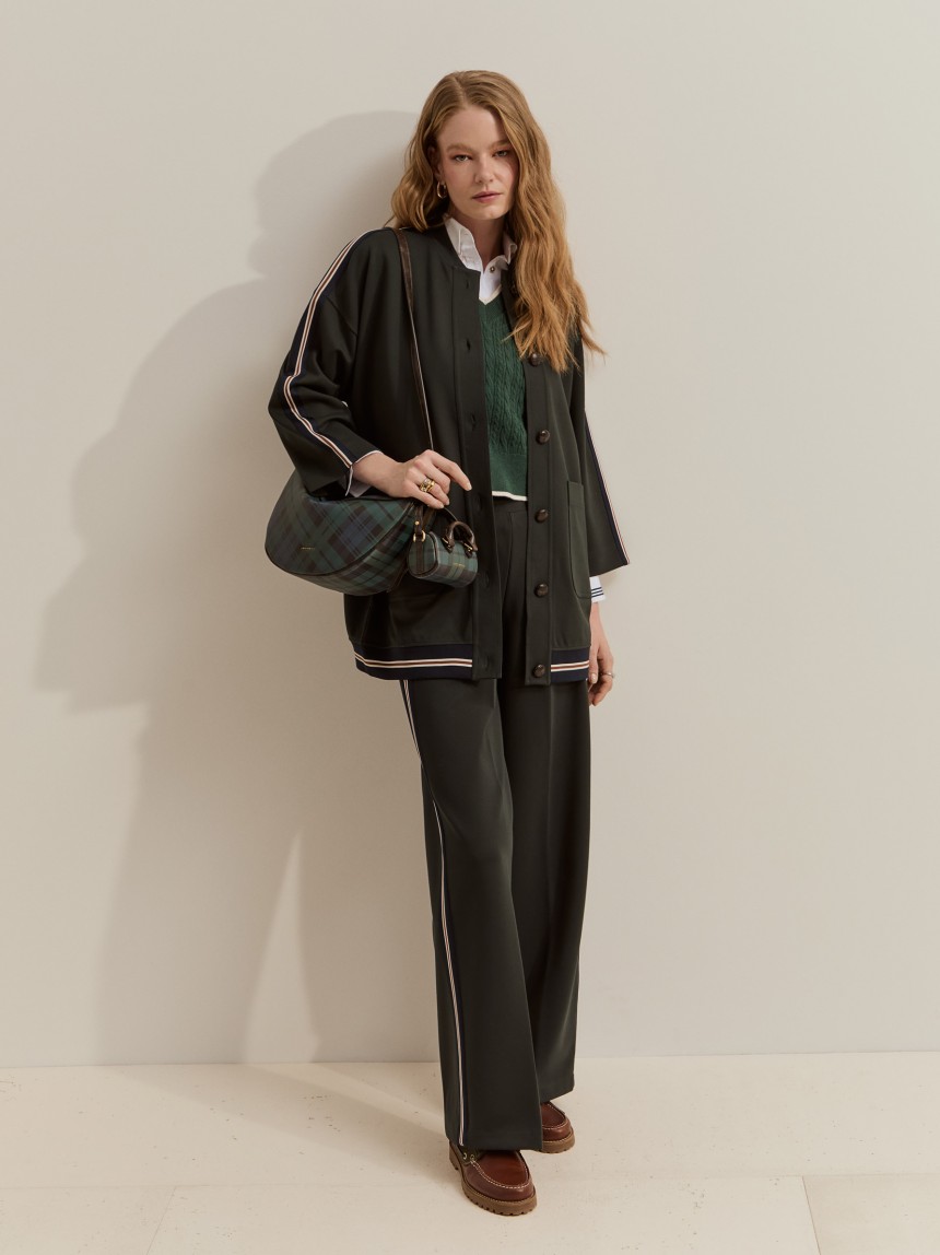 Knitted coat with buttons