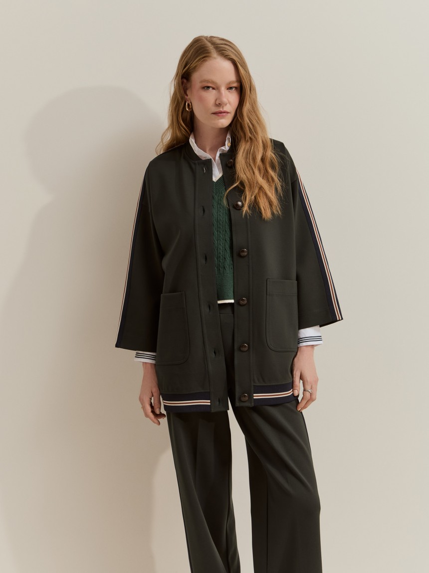 Knitted coat with buttons