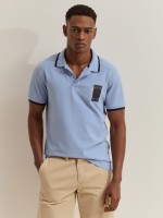 Polo piqu� com riscas e estampado