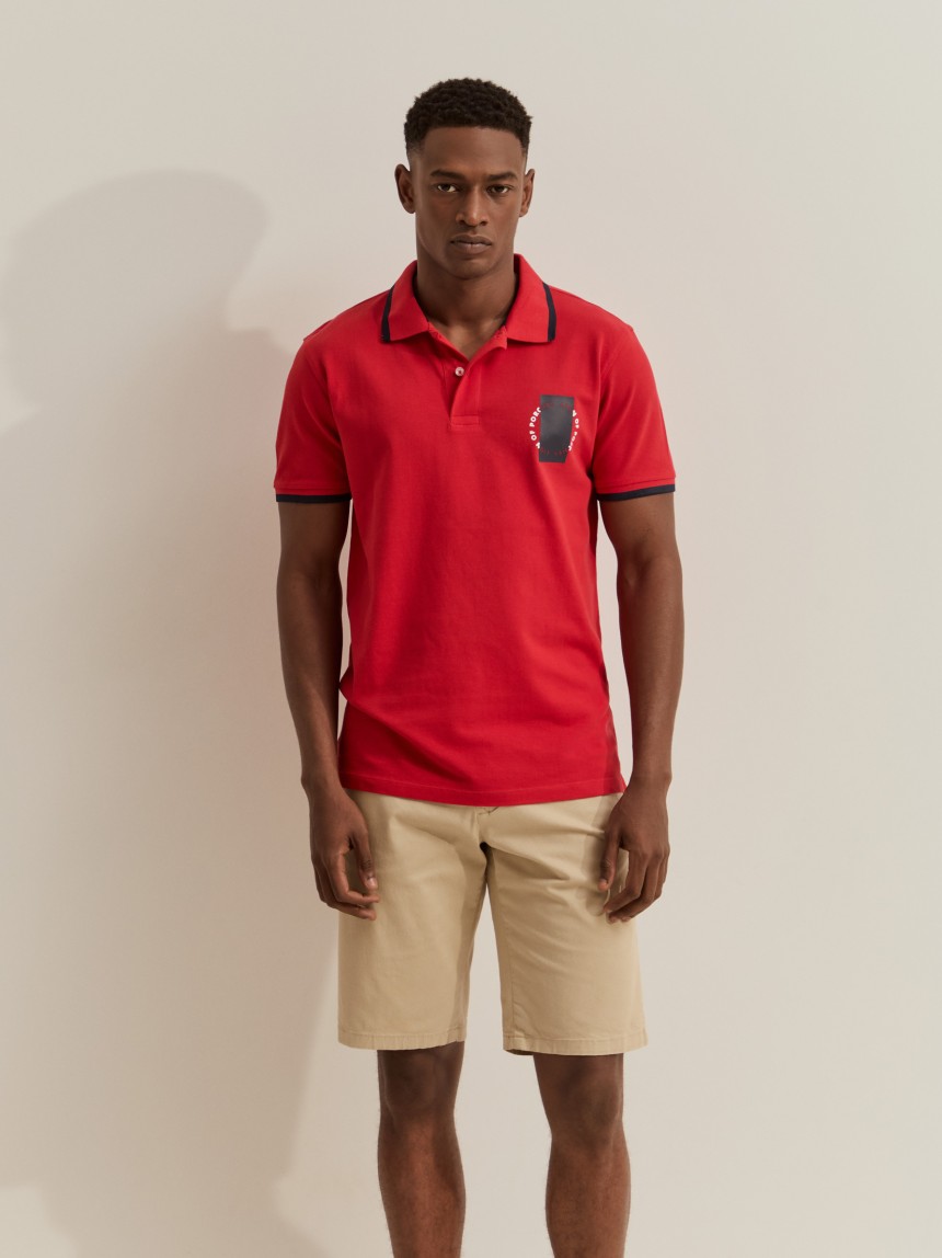 Polo piqu� com riscas e estampado